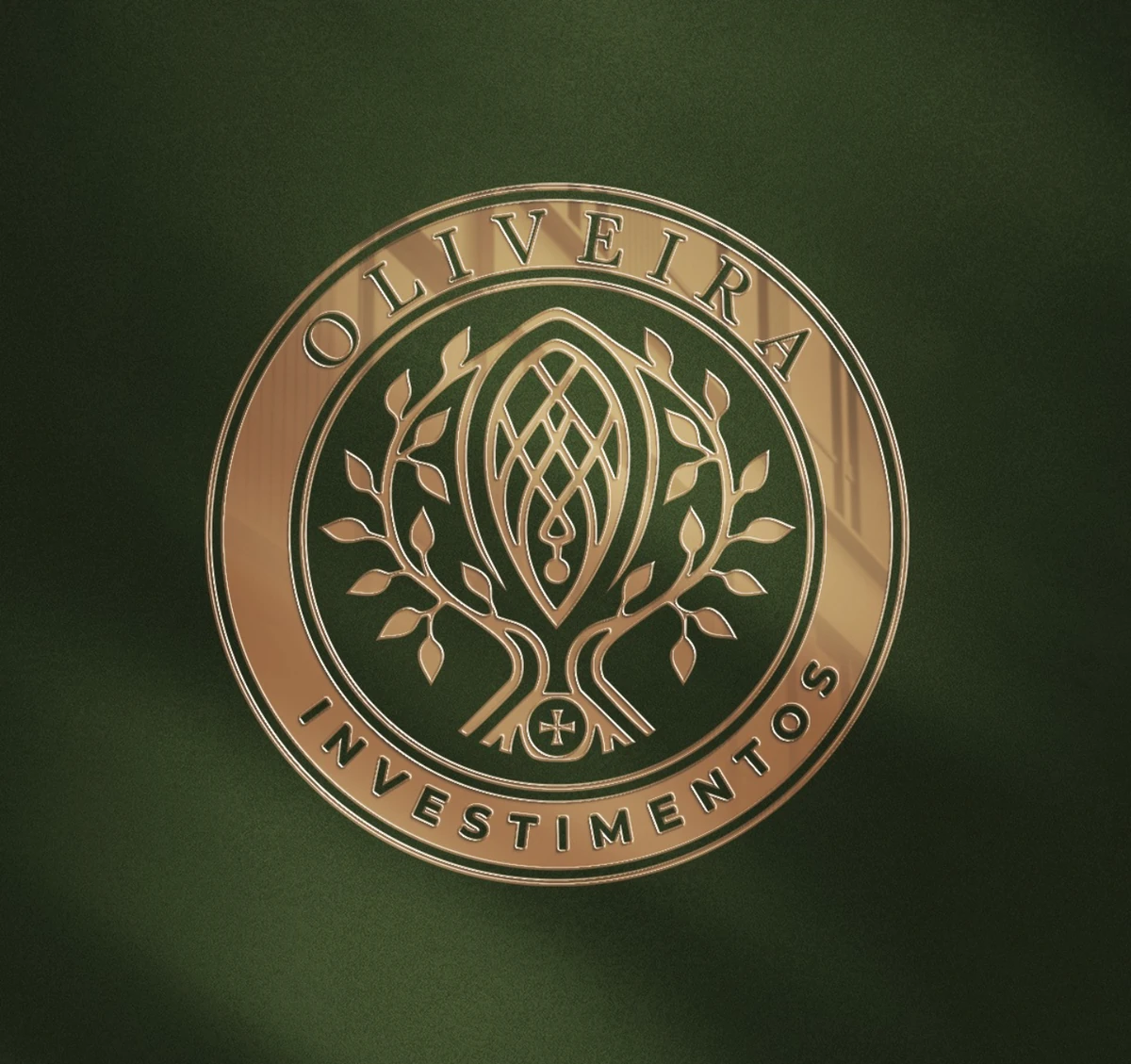 Oliveira Investimentos — emblema dourado aplicado sobre fundo verde